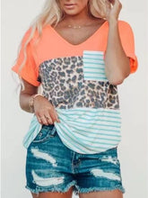 Lässiges, lockeres T-Shirt mit gestreiftem Leoparden-Patchwork-Print und kurzen Ärmeln